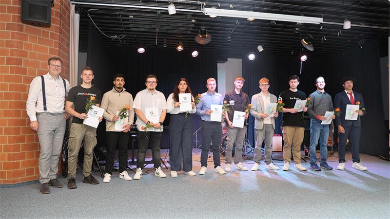 Berufsbildende Schulen in der Baßgeige verabschieden Absolventen Die Klasse der Fachoberschule Technik FOT 23.1: Ans Al Jaffal, Giada Gelotti, Luis Lüttich, Max Moesgaard-Leth, Luca Nitsche, Fabian Palenga, Kevin-Lukas Rethfeldt, Marc Antony Schumann, Ole-Scott Thiry und Jonathan Zellmer.