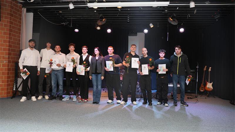 Berufsbildende Schulen in der Baßgeige verabschieden Absolventen Die Klasse der Fachoberschule Technik FOT 23.2: Tarek Al Halabi, Luca Berlik, Moritz Cassebaum, Philippe Dönau, Maximilian Friedrich, Corben Hartmann, Tim Niklas Neubauer, Tim-Thore Schonefeld, Darius Schwab und Mohammad Sheikho.