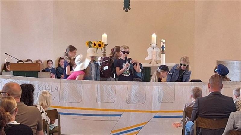 So feiert Bad Harzburg seine neuen Erstklässler Die Klasse vier der Außenstelle der Gerhart-Hauptmann-Schule führt zur Feier des Tages einen Auftritt einstudiert. Auch die Klassen zwei und drei (nicht im Bild) beteiligen sich am Programm.