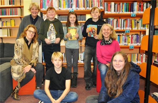 Die Klassensieger Daniel Snovidovich (3.v.l.), Johanna Jütte (5.v.l.) und Lennis Knaack (6.v.l.) präsentieren ihre Bücher vor der Jury.