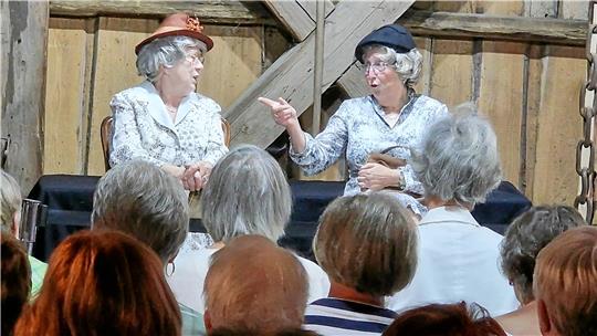 Die Kleidung wechselt zum Besuch in der Oper und auf Reisen . Mehrmals umziehen gehört zum Programm von Inge Schubert (l.) und Hannelore Koch. Foto: Weiss