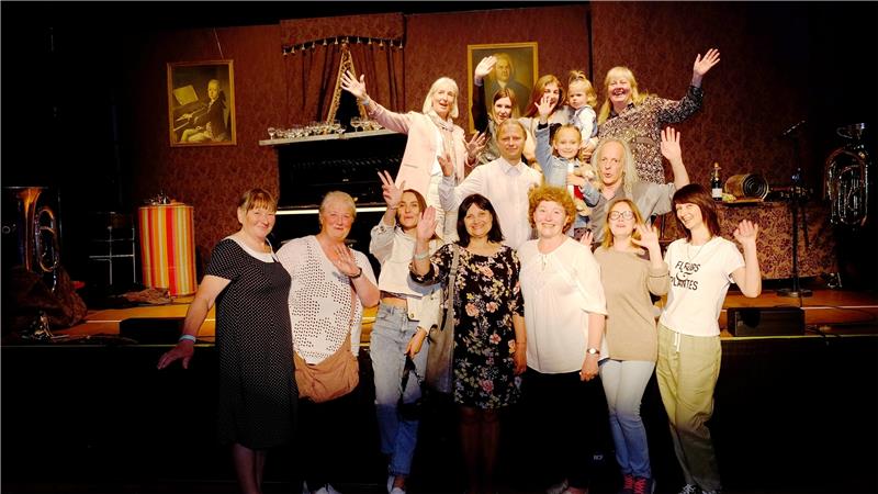 Die Kleinkunst bekommt Besuch: Die Bürgerstiftung hat 20 Ukrainerinnen zu Gogol & Mäx ins Kulturkraftwerk eingeladen. Idee (des Fördervereins) und Ausführung wurden mit großem Dank und starken Emotionen der Ukrainerrinnen belohnt, die trotz der Erlebnisse auf der Flucht endlich wieder einmal herzlich lachen konnten.