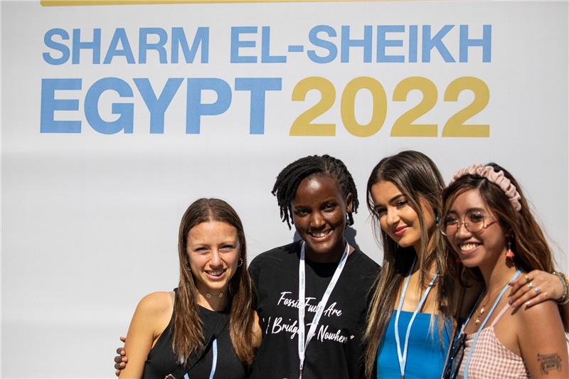 Proteste auf Konferenz - „Kinder können keine Kohle essen” Die Klimaaktivisten aus Argentinien Nicole Becker, Uganda Vanessa Nakate, USA, Sophia Kianni, Philippinen, und Mitzi Jonelle Tan (von links nach rechts) während der UN-Klimakonferenz 2022 COP27 im International Convention Center.