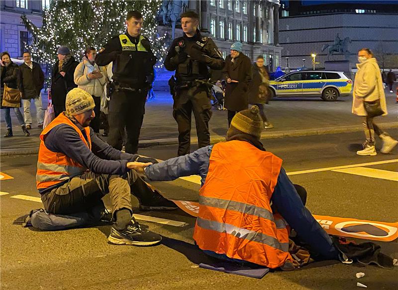 „Letzte Generation“ stoppte Verkehr in Braunschweigs Innenstadt Die Klimaaktivisten blockierten beide Seiten des Bohlwegs und forderten die Fortsetzung des 9-Euro-Tickets und ein Tempolimit auf den Autobahnen. Foto: Darius Simka/ regios24