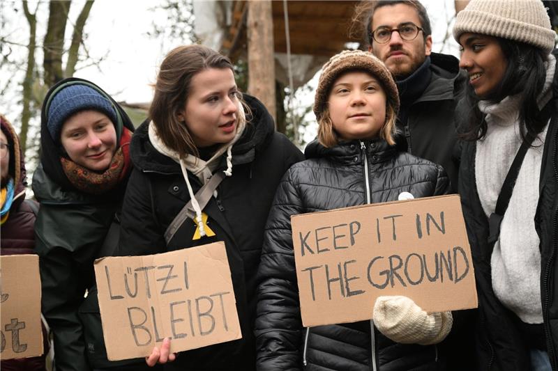 Klimaaktivisten wollen RWE Gebiet abkaufen Die Klimaaktivistinnen Luisa Neubauer (2.v.l), Greta Thunberg (3.v.r), Lakshmi Thevasagayam (r) und der Klimaktivist Florian Özcan (2.v.r) protestieren in Lützerath.