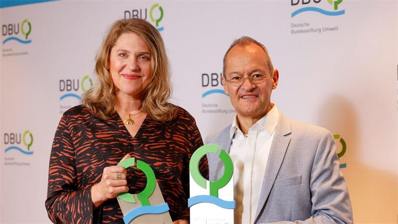 Die Klimajuristin Roda Verheyen und der Membranfilter-Ingenieur Klaus Vossenkaul haben den diesjährigen Deutschen Umweltpreis erhalten.
