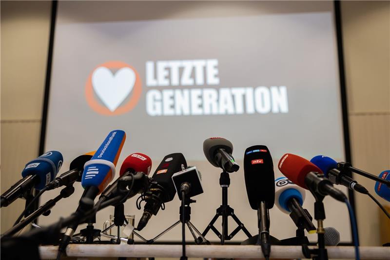Kanzler: Klimakleber tun Klimaschutz keinen Gefallen Die Klimaschutz-Aktivisten lenken mit Klebeaktionen an Kunstwerken und Verkehrsblockaden Aufmerksamkeit auf sich.