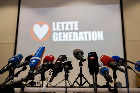 Die Klimaschutz-Aktivisten lenken mit Klebeaktionen an Kunstwerken und Verkehrsblockaden Aufmerksamkeit auf sich.