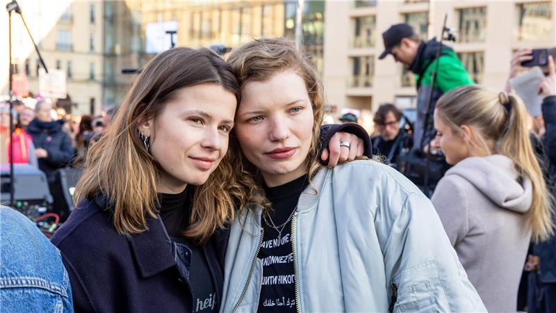 Tausende demonstrieren gegen digitale sexuelle Gewalt Die Klimaschutzaktivistin Luisa Neubauer (l) zusammen mit der Schauspielerin Luisa-Céline Gaffron bei der Demo.