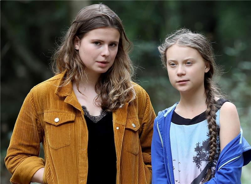 Klimastreiks: Neubauer rügt Widerstände in der Politik Die Klimaschutzaktivistinnen Luisa Neubauer (l) und Greta Thunberg stehen zusammen im Hambacher Forst.