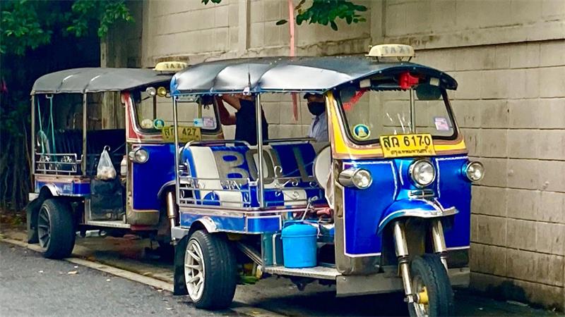 Knatternde Legende: Bangkoks Tuk-Tuks vor dem Aus? Die Knatterkisten stehen in Bangkok allerorts am Straßenrand.