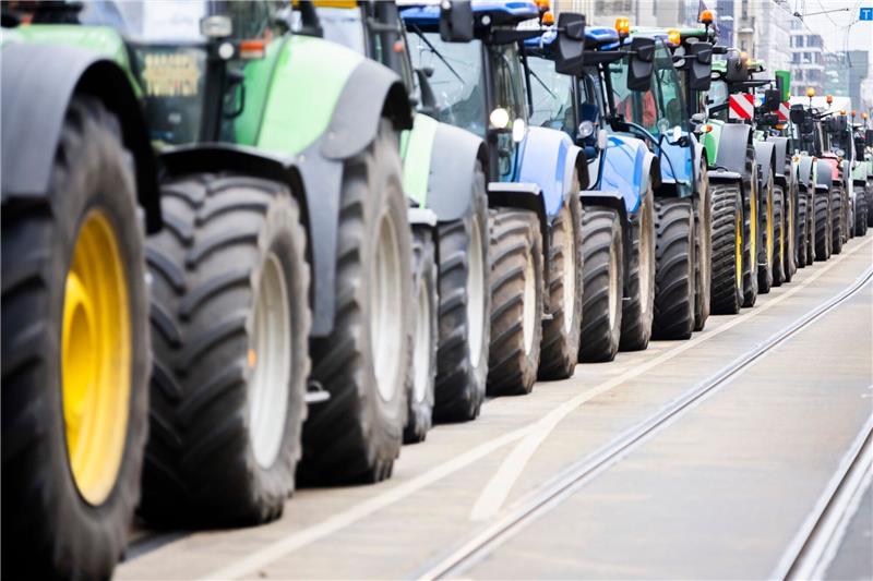 Agrardiesel und Schuldenbremse - was im Haushalt 2024 steckt Die Koalition will Steuerbegünstigungen für Landwirte beim Agrardiesel schrittweise abschaffen.