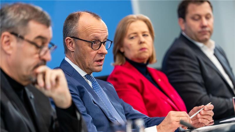 Die Koalitionsspitzen präsentieren nach nächtlichen Beratungen Ergebnisse. 