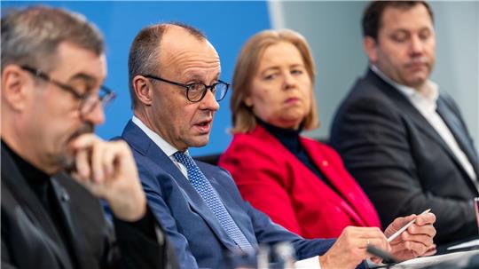 Die Koalitionsspitzen präsentieren nach nächtlichen Beratungen Ergebnisse. 