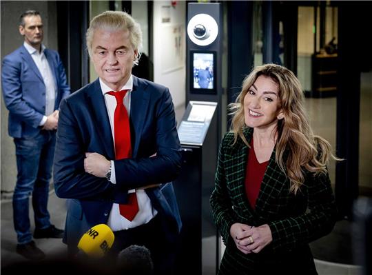 Die Koalitionsverhandlungen in den Niederlanden laufen mehreren Wochen. Wunschpartner des niederländische Rechtspopulisten Geert Wilders (l), ist die Partei für die Freiheit (PVV) mit ihrer Vorsitzenden Dilan Yesilgöz.