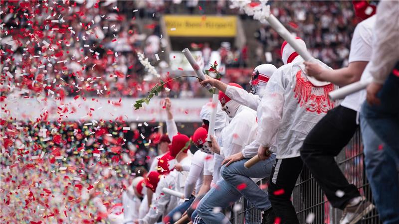 3:1 gegen Münster: Köln neuer Zweitliga-Tabellenführer Die Kölner Fans genießen die Vorstellung ihrer Mannschaft.
