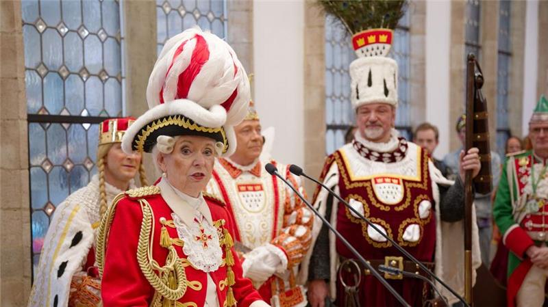 Straßenkarneval beginnt unter starkem Polizeischutz Die Kölner Oberbürgermeisterin Henriette Reker spricht im Historischen Rathaus zum Karnevalsauftakt.
