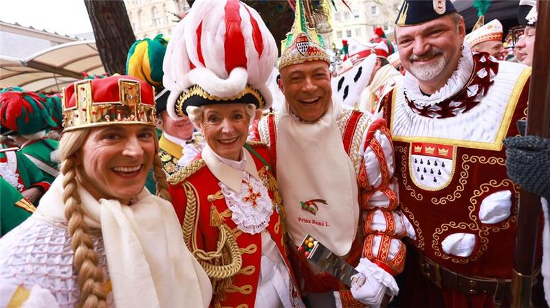 Straßenkarneval beginnt unter starkem Polizeischutz Die Kölner Oberbürgermeisterin Henriette Reker und das Dreigestirn lassen sich durch Anschlagsdrohungen nicht vom Feiern abschrecken.