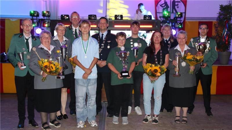 Die Könige 2025 stellen sich zum Erinnerungsfoto auf.