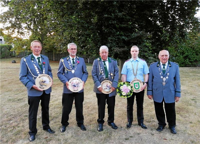 Döhrener Schützen laden nach Pandemie-Pause zum Fest ein Die Könige präsentieren ihre Auszeichnung: Wolfgang Lunge, Michael Teuber, Werner Jahn und Aloysius Meffert (v. li.). Sie erhalten sie für ihre Schieß-Leistung. Foto : Hohaus