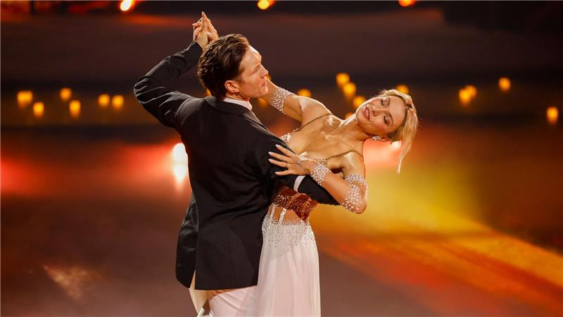 Wer steht bei „Let’s Dance“ im Finale? Die Königin der Standard-Tänze: Sängerin Anna-Carina Woitschack und Profitänzer Evgeny Vinokurov sahnten im Halbfinale viel Jurypunkte ab.
