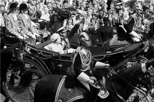 Die Königin und der Herzog von Edinburgh fahren anlässlich der Hochzeit des Prinzen von Wales und Lady Diana Spencer die Fleet Street entlang. Mit dabei: der ehemalige Lakai Paul Whybrew (ganz links).