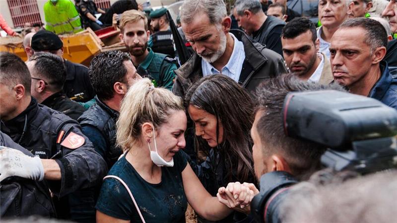 Rechtsextreme nach Tumulten bei Königsbesuch unter Verdacht Die Königin weinte mit den Opfern. (Foto Archiv)