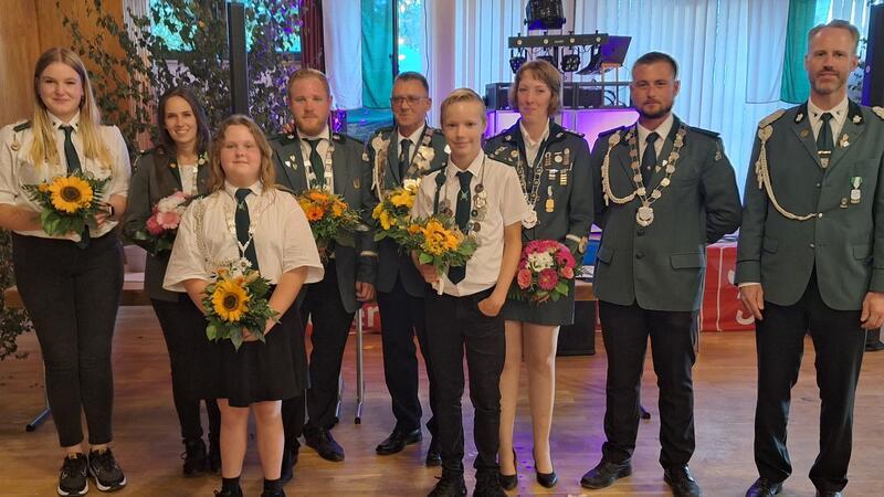 Die Königinnen und Könige aus Wolfshagen (v.li.hintere Reihe): Hannah von Hoff, Nina Schaper, Jan Körner, Frank Gerecke, Franziska Ofiera, Daniel von Hoff und Dr. Georg Platz. Vorne von links: Sophia Westphal, Phil Merten.