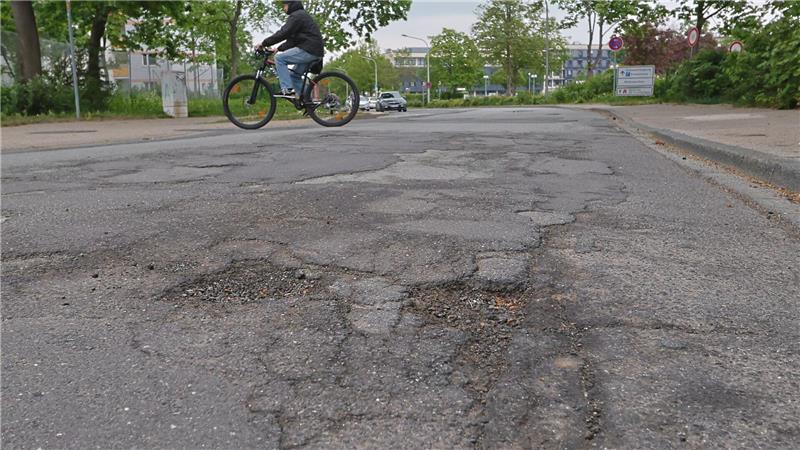 Stadt Goslar nimmt die Schlaglöcher der Kösliner Straße ins Visier Die Kösliner Straße ist an vielen Stellen beschädigt. Die Stadtverwaltung will die Fahrbahn erneuern.