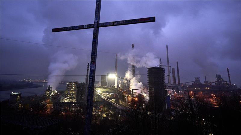 Die Kokerei Schwelgern von Thyssenkrupp Steel am Ufer des Rheins ist vom Aussichtspunkt Alsumer Berg zu sehen.