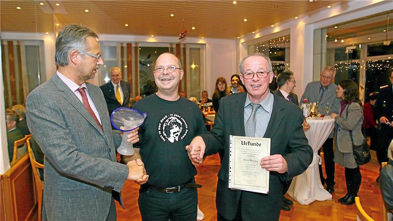 Die Kombination gab es schon einmal bis vor 15 Jahren: Ortsbürgermeister Heinrich Wilgenbus (r.) und Stellvertreter Hans Heinrich Wiebe (l.) ehren im Januar 2011 im Hotel „Niedersachsen“ Olaf Wittka, den „coolsten Bademeister im Oberharz“, mit dem Ehrenpreis des Hahnenkleer Ortsrates.