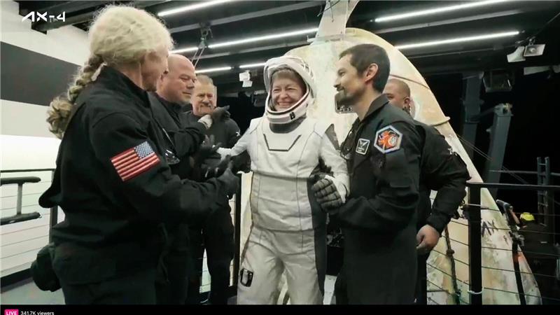 Die Kommandantin der Axiom-Crew, Peggy Whitson, beim Verlassen der SpaceX-Kapsel auf einem Bergungsschiff.