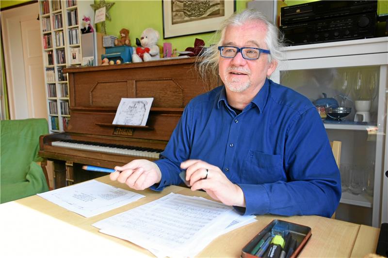 Ode an die Gose mit Rap, Jazz und Rock Die Komposition entsteht im Kopf von Wolfgang Knuth; im nächste Schritt schreibt er die Noten auf Papier. Foto: Kempfer