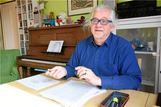 Die Komposition entsteht im Kopf von Wolfgang Knuth; im nächste Schritt schreibt er die Noten auf Papier.  Foto: Kempfer