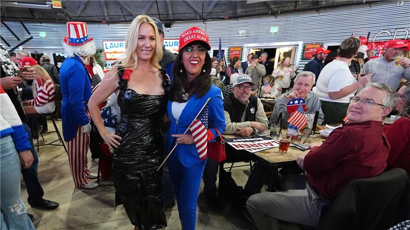 Der Maga-Look der Trump-Frauen: Wenn Stil politisch wird Die Kongressabgeordnete Boebert (rechts) ist für ihr aggressives Auftreten bekannt. (Archivbild)