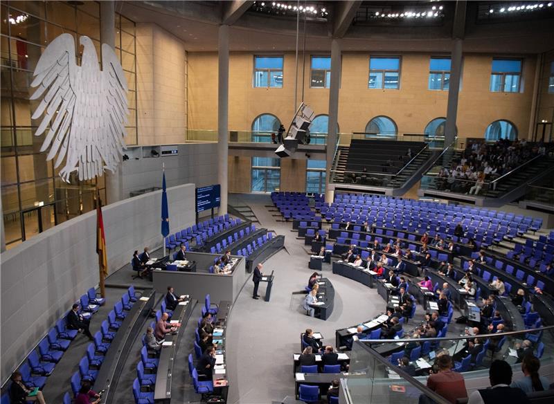Unions-Innenpolitiker: Grenzkontrollen langfristig sinnvoll Die Kontrollen brächten «mehr Licht ins Dunkel», sagt Unions-Innenpolitiker Alexander Throm.