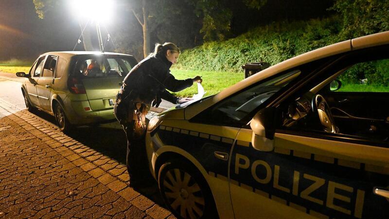 Deutschland weitet Kontrollen an Grenzen aus Die Kontrollen sollen zunächst sechs Monate andauern.