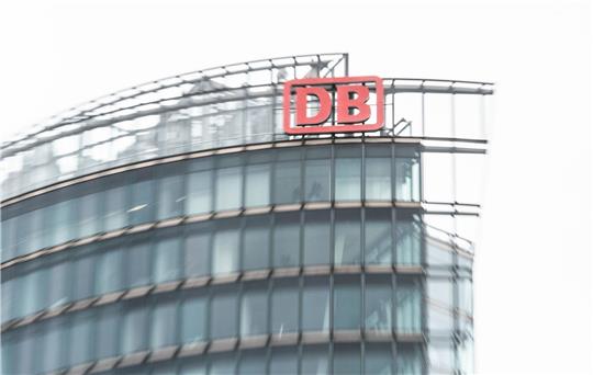Die Konzernzentrale der Deutschen Bahn am Potsdamer Platz in Berlin.