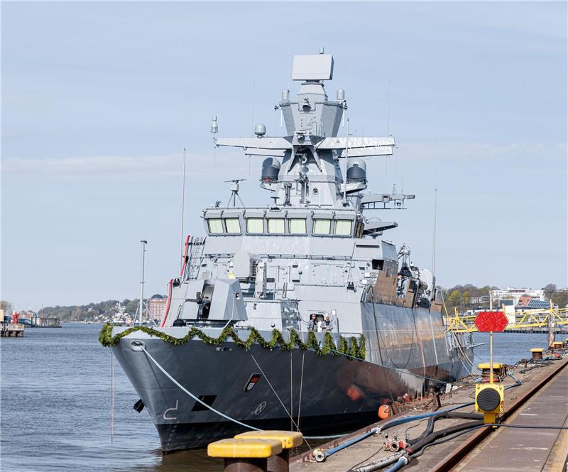 Die Korvette «Köln» liegt vor ihrer Taufe am Ausrüstungskai der Werft Blohm+Voss.