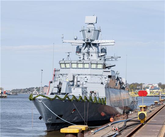 Die Korvette «Köln» liegt vor ihrer Taufe am Ausrüstungskai der Werft Blohm+Voss.