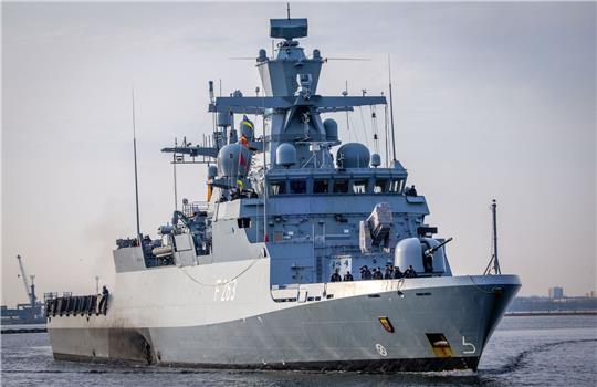 Die Korvette «Oldenburg» läuft nach einem Auslandseinsatz im Marinestützpunkt Warnemünde ein.