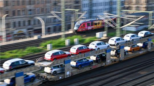 Die Kosten der Autokonzerne in Deutschland sind einem EY-Experten zufolge zu hoch, die Apparate zu schwerfällig. (Symboldbild)