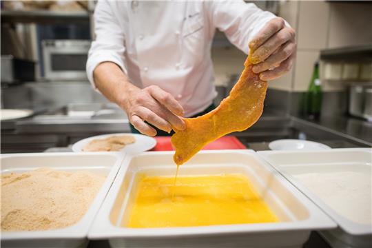Die Kosten für das beliebte Wiener Schnitzel explodieren. Foto: Christian Bruna