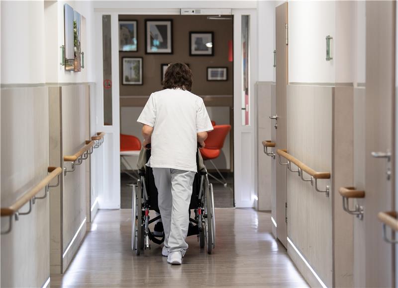 Die Kosten in Alten- und Pflegeheimen steigen stetig.  Symbolfoto: dpa