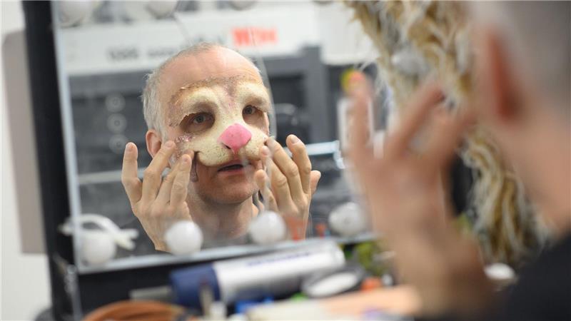 Die Kostüme entstehen in Handarbeit.