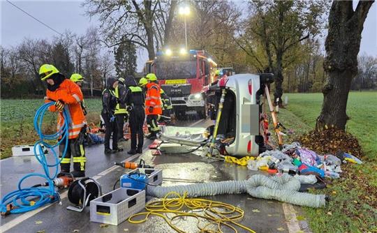 Die Kräfte der Feuerwehr trennten das Dach des silbernen Fahrzeugs ab.
