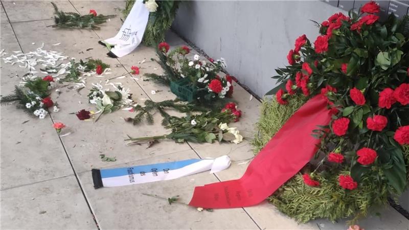 Gedenkkränze zerstört – Verdächtiger war AfD-Mitglied Die Kränze waren zum Gedenken an die Opfer des Holocaust niedergelegt worden.
