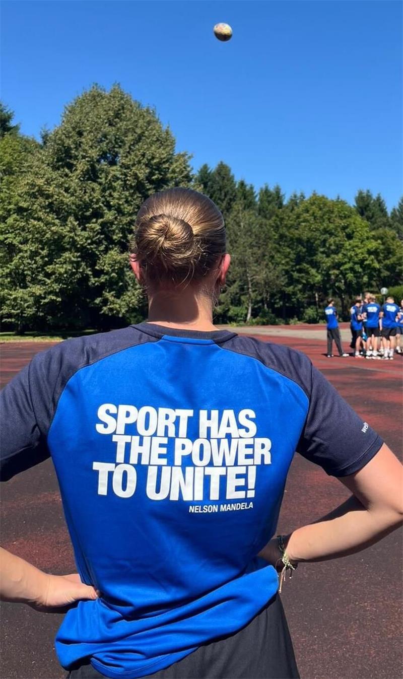Die Hahndorferin Amalia Saupe trainiert ein Mädchenteam in Afrika Die Kraft des Sports: Das offizielle Motto des Austausches prangt auf der Rückseite des neuen Shirts.