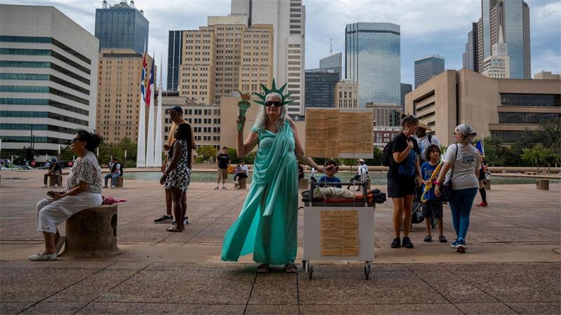 Die Krankenschwester und lokale Aktivistin Ellen Saler-Santini ist als „Lady Liberty“ verkleidet, während der Veranstaltung „We the People: Rally for Democracy“ vor dem Rathaus von Dallas.