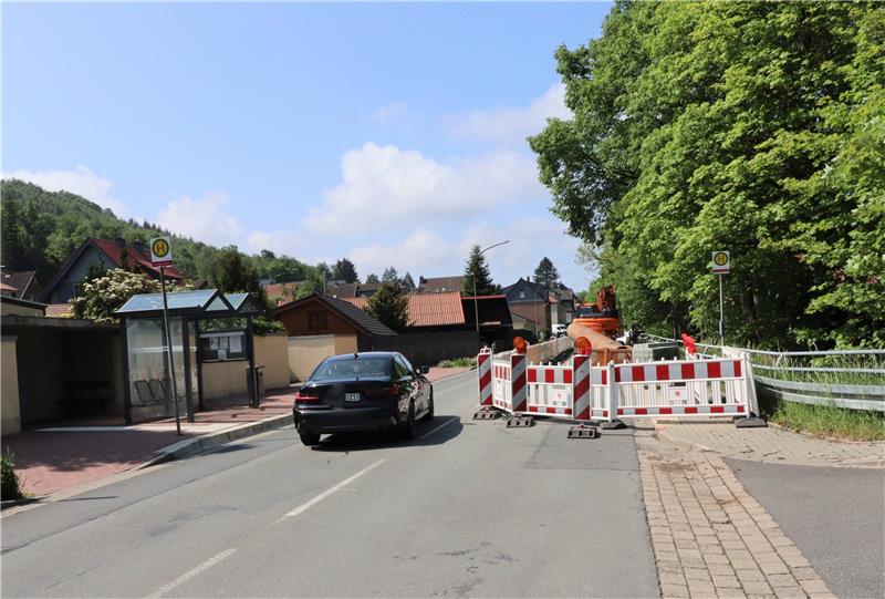 Die Kreisstraße 35 (Im Tölletal) ist seit rund zwei Wochen wieder passierbar. Wegen Materialmangels kann die Stützmauer nicht weiter saniert werden. Foto: Neddermeier
